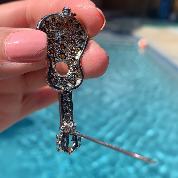 New Guitar Pin, with beautiful crystals - Picture 3 of 5